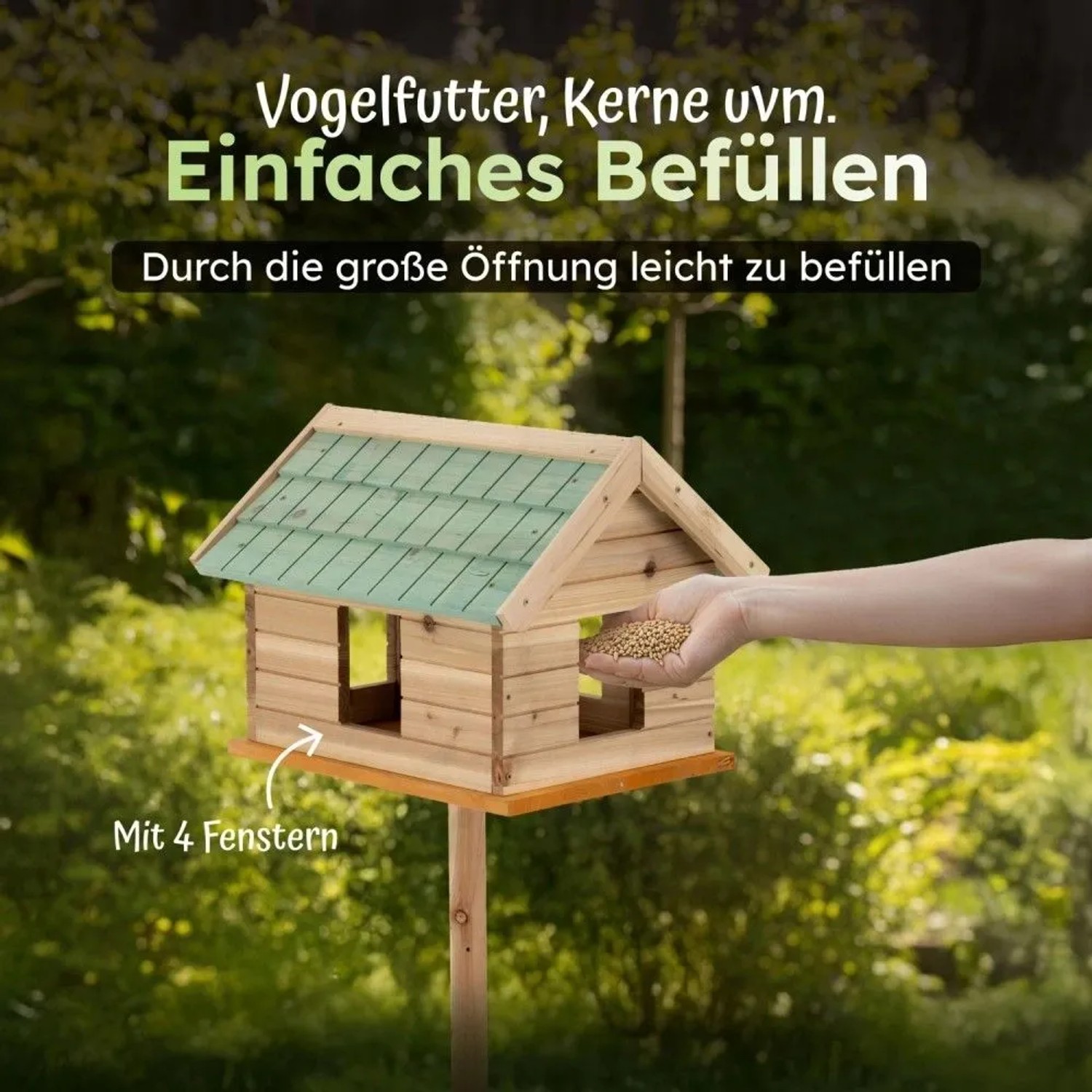 Moorland Vogelhaus aus Holz mit grünem Dach und Futter in der Hand, 42x33x130cm.