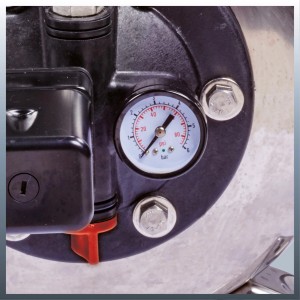 Detailaufnahme: Einhell GC-WW 1250 NN Hauswasserwerk mit Manometer.