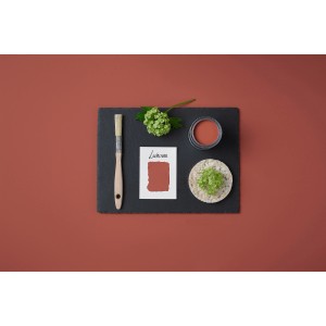 Rust-Oleum Kreidefarbe Lachsrosa: Dose, Farbfeld, Pinsel auf Schieferplatte.