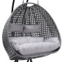 Grauer Home Deluxe Hängesessel Twin aus Polyrattan mit Kissen und schwarzem Gestell.
