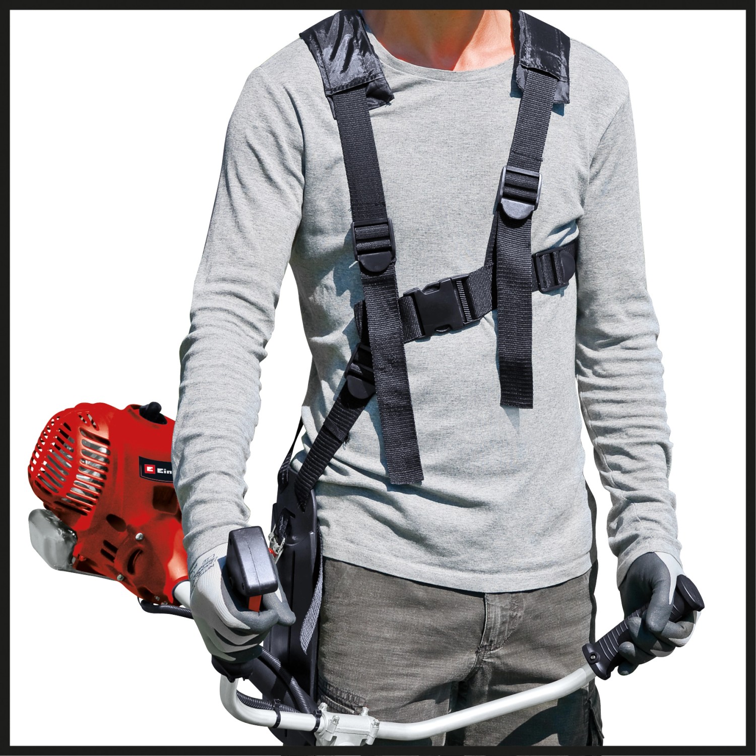 Einhell GC-BC 25/1 I AS Benzin-Sense mit Tragegurt und Bedienelementen am Handgriff.