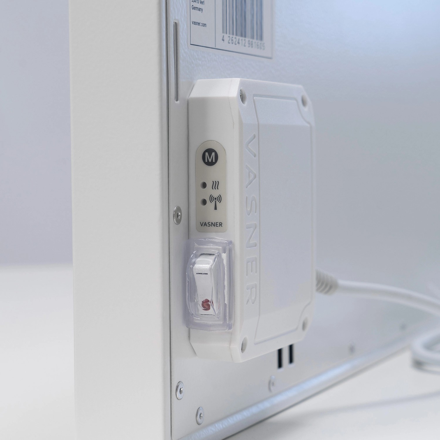 Detailaufnahme der Vasner Konvi RX Infrarotheizung mit Schalter und Funk-Empfänger.