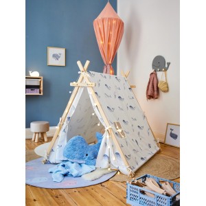 Kinderzimmer mit Spielzelt, Wal-Motiven und Deko im Under The Sea Stil.