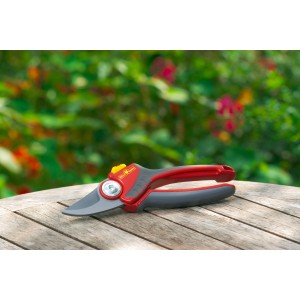 Wolf-Garten Premium Plus RR 4000 Gartenschere, 2-schneidig, rot/grau, auf Holztisch.