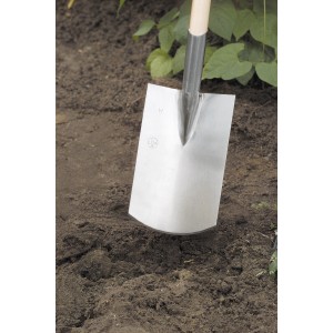 LUX Gärtnerspaten mit Trittkante, 85 cm, im Erdreich. Ideal zum Umgraben und für Gartenarbeiten.