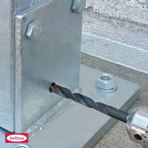 Bellissa Schraubflansch aus feuerverzinktem Stahl beim Bohren, zur sicheren Gabionen-Verankerung.