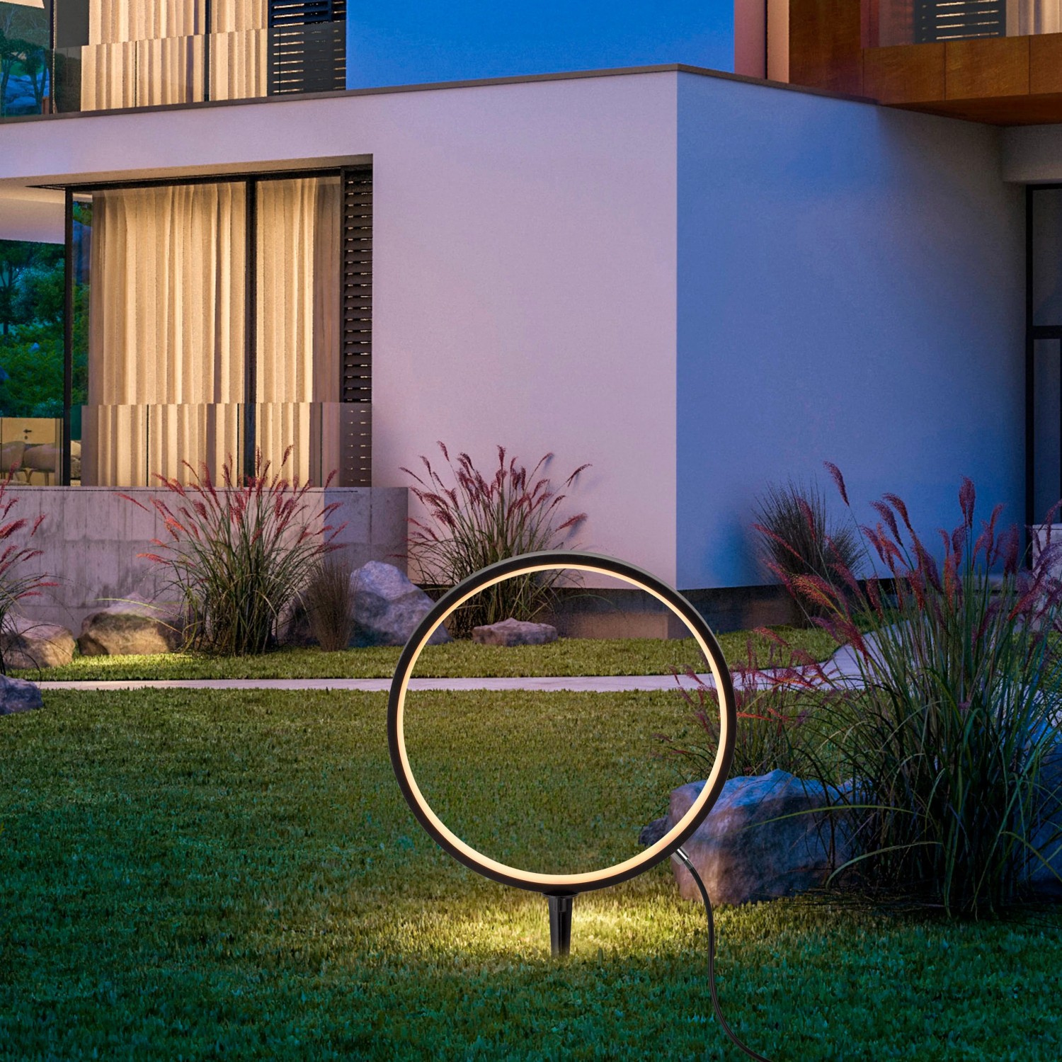 Schwarze LED-Erdspießleuchte Zirkulu, 48 cm, im Garten. Dekorative Gartenbeleuchtung.