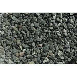 Nahaufnahme von glitzerndem, grünem Grünschiefersplitt (8-16 mm) als Zierkies.