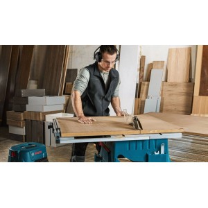 Bosch Professional GTS 254 Tischkreissäge im Einsatz mit Absaugung.