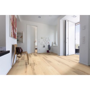 Heller Living by Haro Parkett Esche Weiß, Landhausdiele mit geölter Oberfläche in Wohnraum.