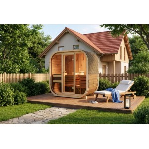 FinnTherm Fasssauna Ellipso M aus Thermoholz im Garten mit Liege und Haus im Hintergrund.