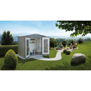 Biohort Metall-Gerätehaus Europa Quarzgrau-Metallic, offene Türen zeigen Regale & Gartengeräte. Familie im Garten.