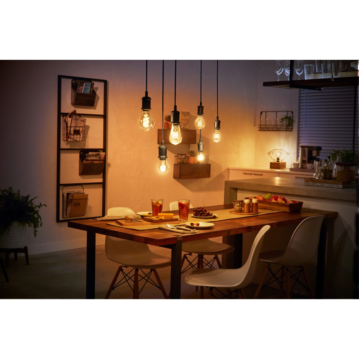 Esstisch mit mehreren Philips Hue Filament ST19 E27 LED-Lampen, warmweißes Licht.