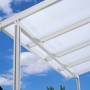 Weiße Terrassenüberdachung Premium mit Polycarbonat Opal Dacheindeckung vor blauem Himmel.