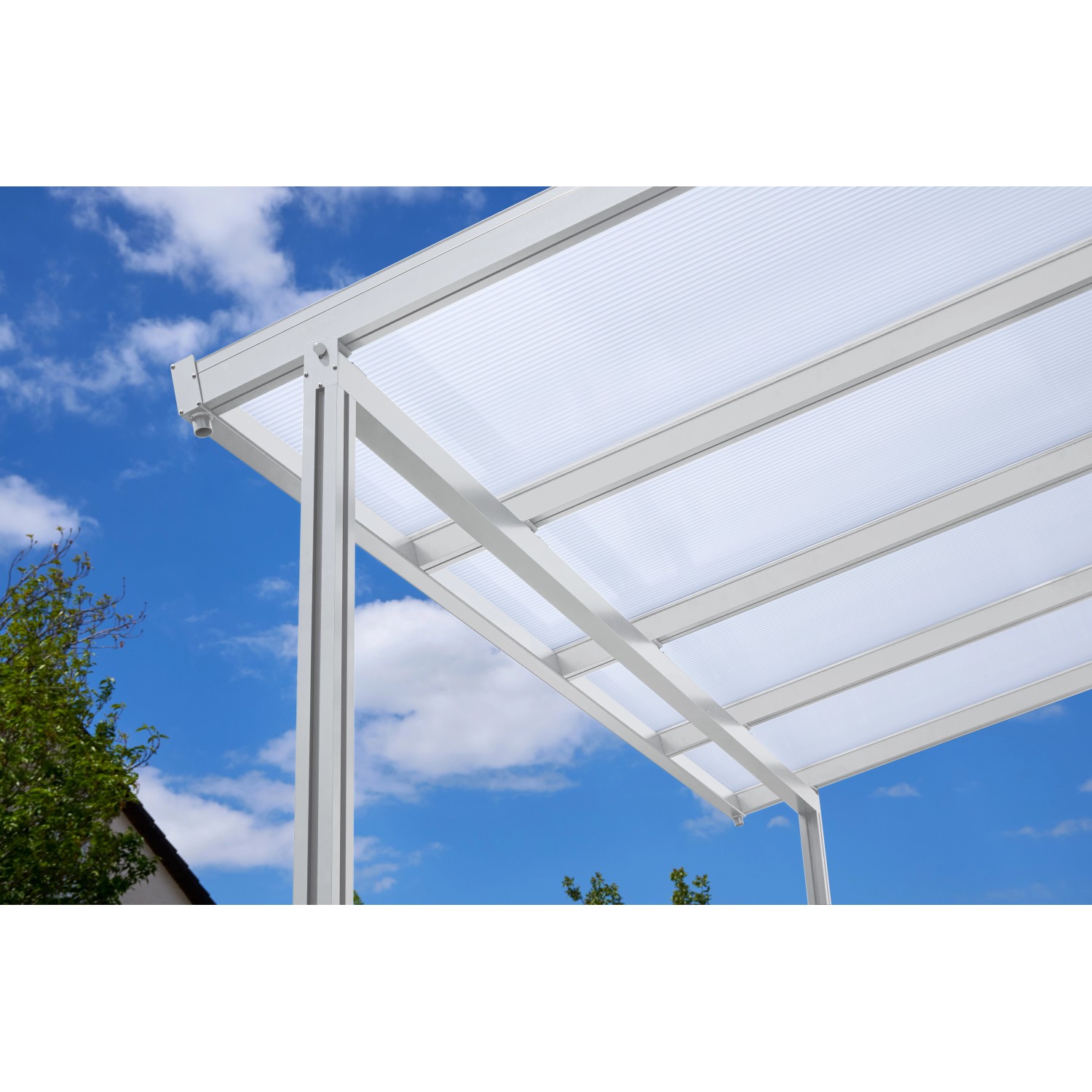 Weiße Terrassenüberdachung Premium mit Polycarbonat Opal Dacheindeckung vor blauem Himmel.