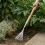 Kent & Stowe Handbesen Lang im Einsatz: Laub und Grünschnitt sammeln im Garten.
