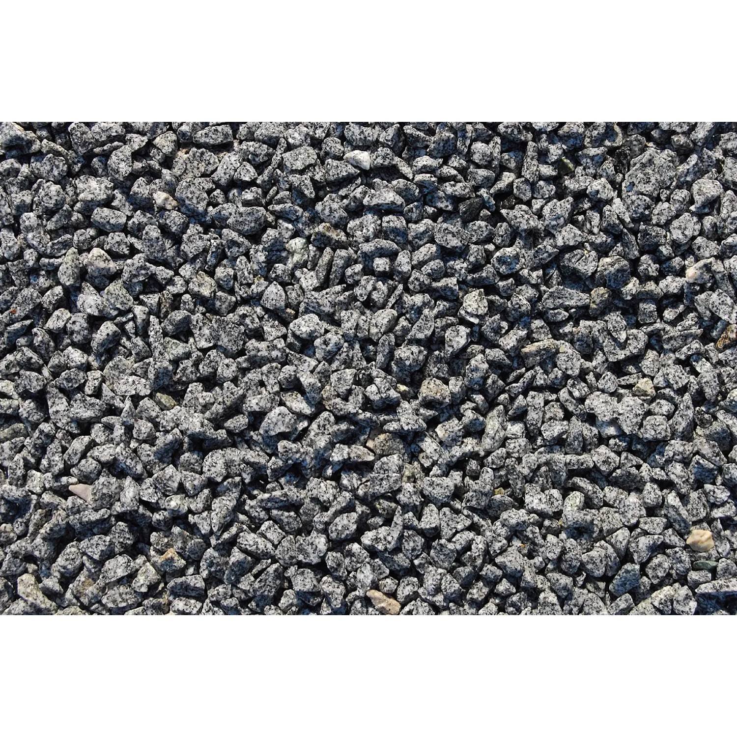 Granitsplitt Salz-Pfeffer, 8-12 mm, als Zierkies für Garten und Landschaft.
