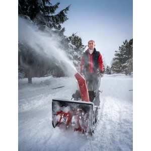 Al-Ko Snowline 620 E II Benzin-Schneefräse im Einsatz, wirft Schnee aus. Schneefräse mit Mann im Winter.