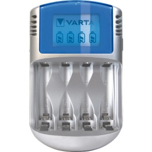Varta LCD Ladegerät in Silber für bis zu 4 Akkus (AA/AAA), mit blauem Display und USB-Anschluss.