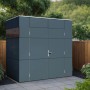Modernes, anthrazitfarbenes Bertilo Gartenhaus HPL Mini (231x152cm) mit Flachdach im Garten.