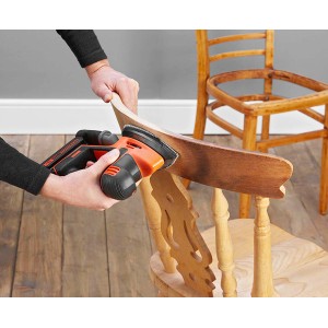 Black+Decker Akku-Dreieckschleifer Mouse BDCDS18 beim Schleifen eines Holzstuhls.