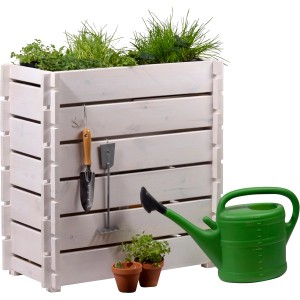 Weißes Dobar Hochbeet aus Kiefernholz mit Stecksystem, bepflanzt mit Kräutern, mit Gießkanne und Gartengeräten.