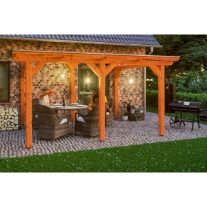 Freistehende Skan Holz Terrassenüberdachung Siena aus Leimholz Eiche hell mit Sitzgruppe.