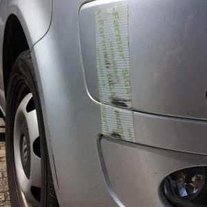 Siga Farmer Klebeband zur Reparatur einer silbernen Auto-Stoßstange.