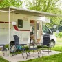 Siena Garden Campingsessel Premium, dunkelblau, vor Wohnwagen auf Rasen. Bequemer Klappstuhl für Camping.