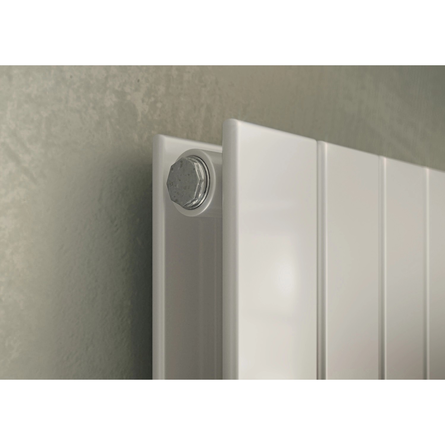 Detailaufnahme: Weißer Ximax Raumheizkörper P1 Duplex mit Paneelprofilen und Verschlussstopfen.