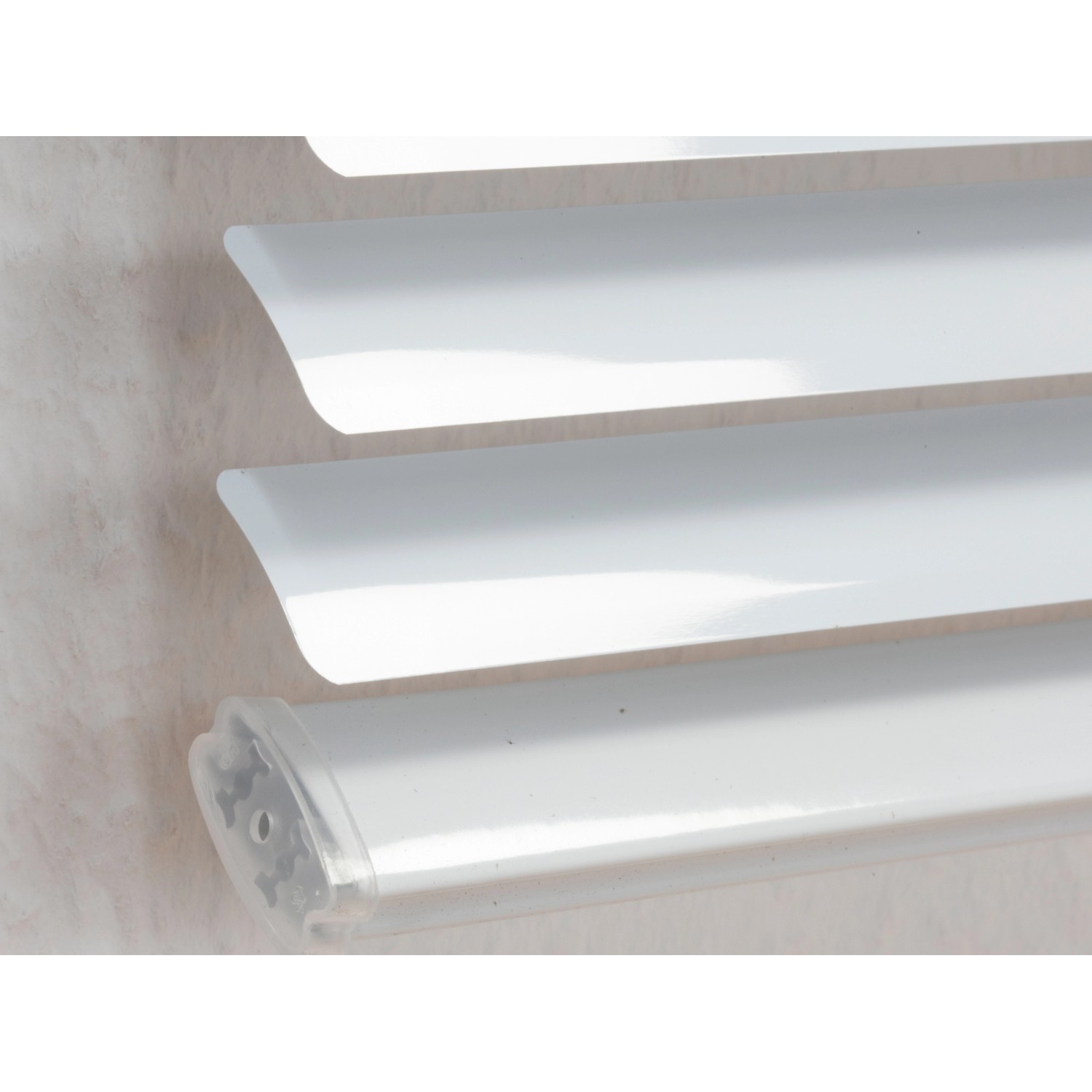 Detailaufnahme: Weiße Aluminium Jalousie Burgos, Lamellen und Bedienelemente im Fokus.