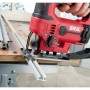 Rote Skil Stichsäge 4530AA mit Pendelhub schneidet präzise ein Profil auf einer Werkbank. Inkl. Sägeblatt.