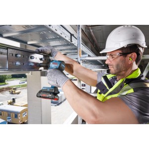 Handwerker mit Bosch Professional Akku-Drehschlagschrauber GDS 18V-210 C beim Schrauben.