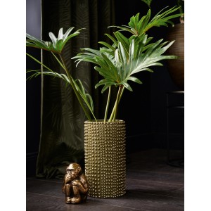 Grüne Vase Dark Wonder (25 cm) mit Noppenstruktur und Zimmerpflanze, neben einer Deko-Affe Figur.