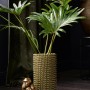 Grüne Vase Dark Wonder (25 cm) mit Noppenstruktur und Zimmerpflanze, neben einer Deko-Affe Figur.