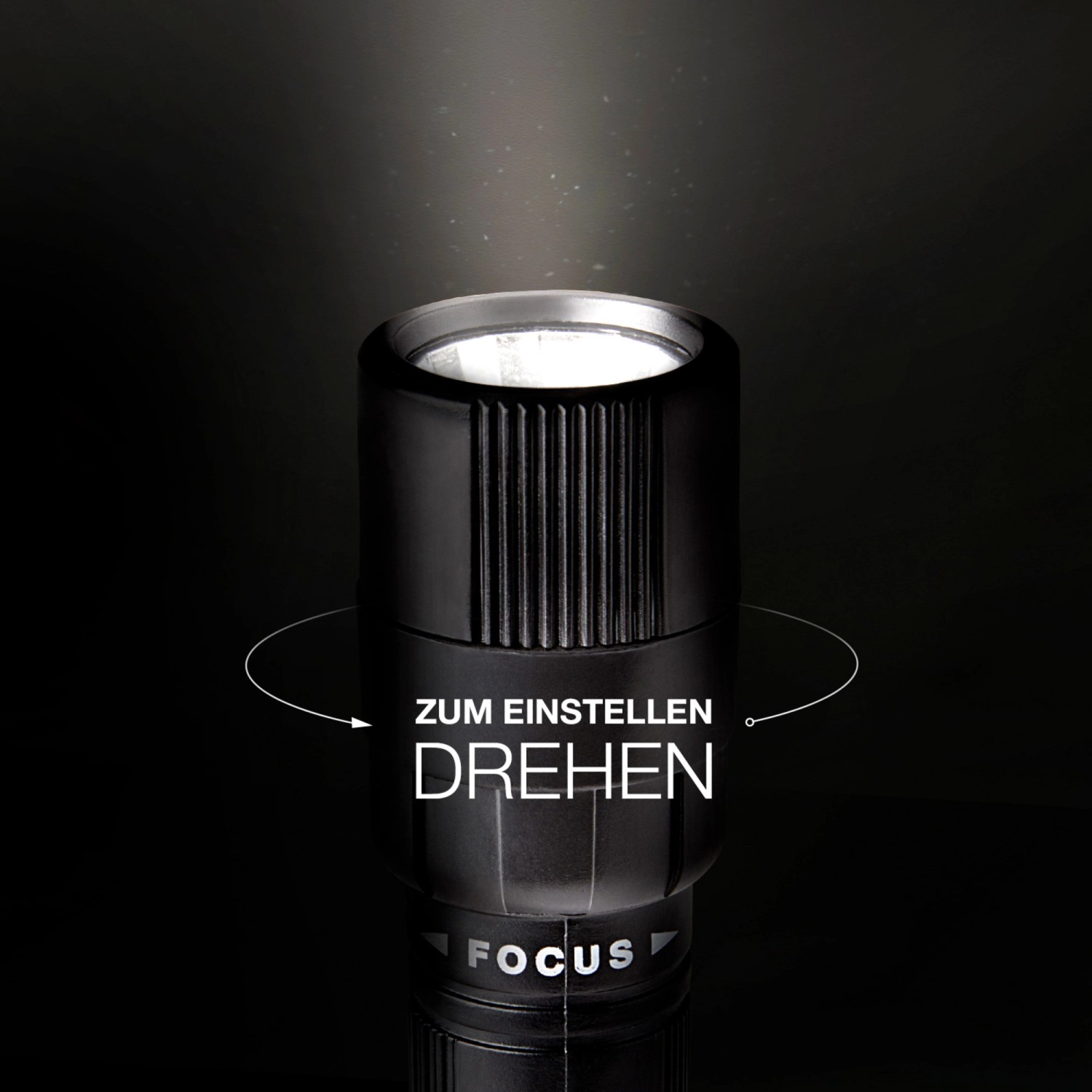 Energizer X-Focus Taschenlampe: Schwarze Lampe mit Fokus-Einstellung und Lichtstrahl.