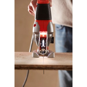 Black+Decker Stichsäge BES610K beim Sägen von Holz mit LED-Beleuchtung.