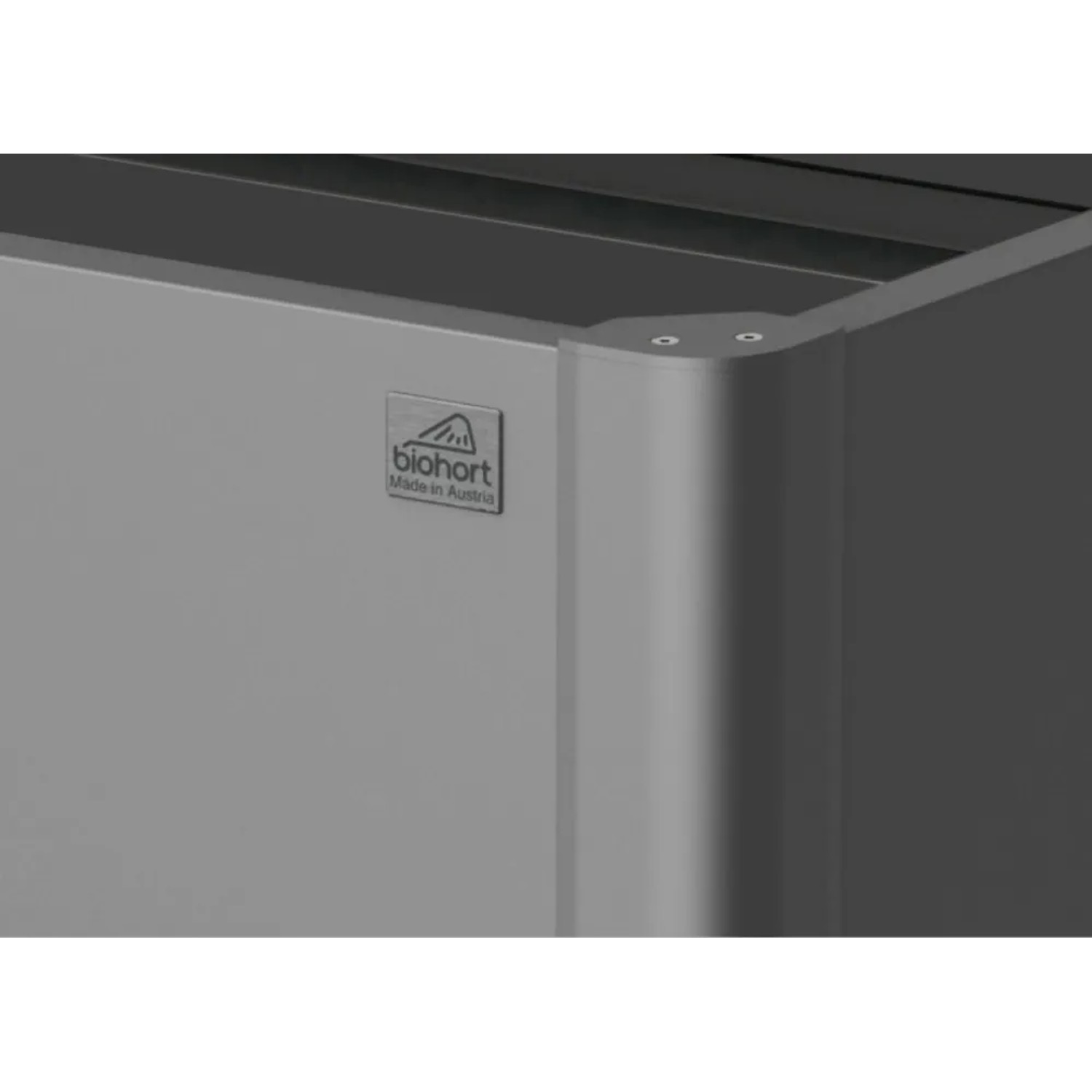 Detailansicht: Dunkelgraues Biohort Metall-Hochbeet, Eckbereich mit Logo.