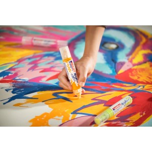 Edding 5000 Acrylmarker in Neongelb beim Malen auf Leinwand. Breiter Keil für Acrylfarben.