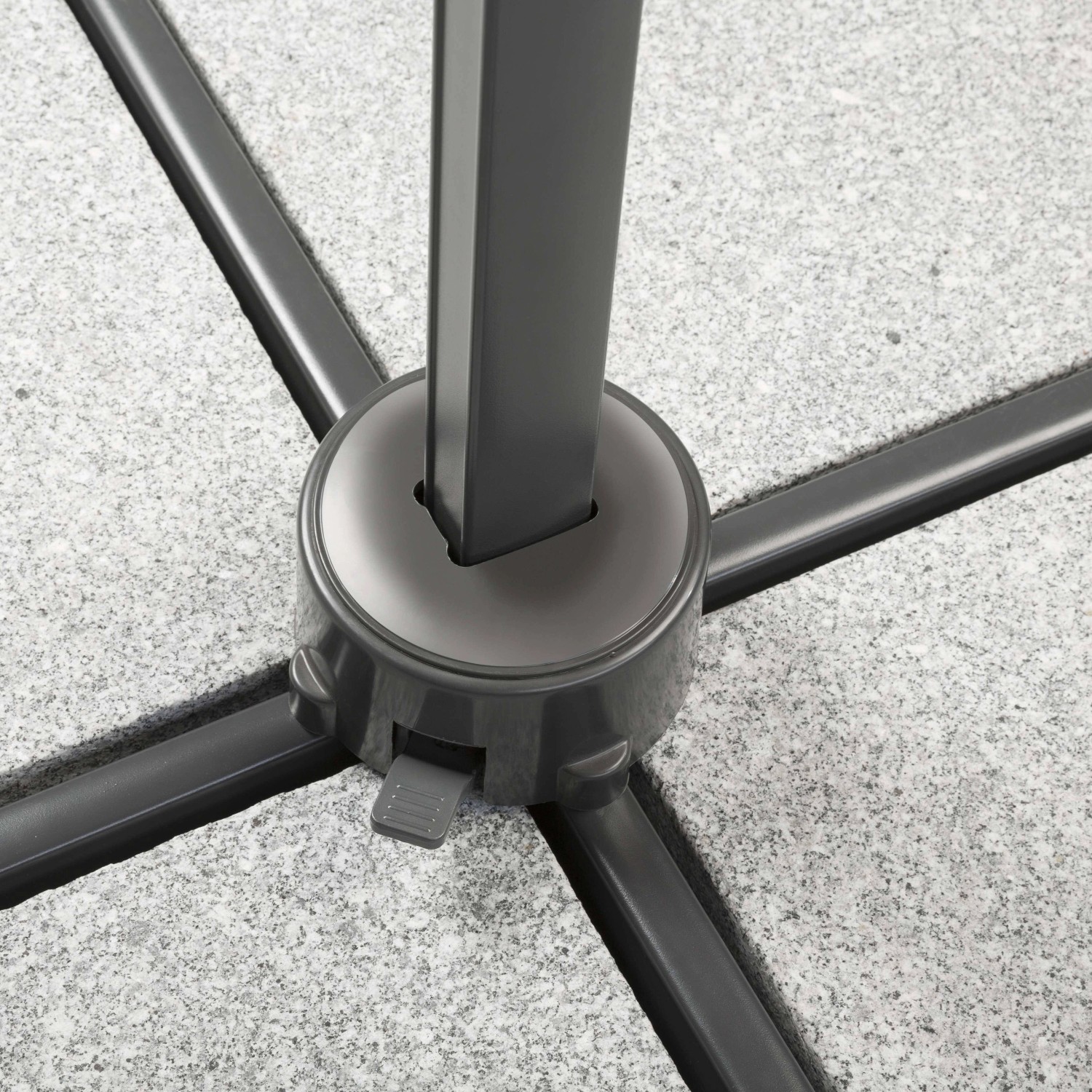 Detailaufnahme des Plattenständers für Schneider Rhodos Junior Ampelschirm, Farbe Natur.