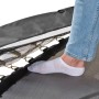 Detailaufnahme: Fuß auf dem schwarzen EXIT Allure Classic Bodentrampolin Ø 366 cm.