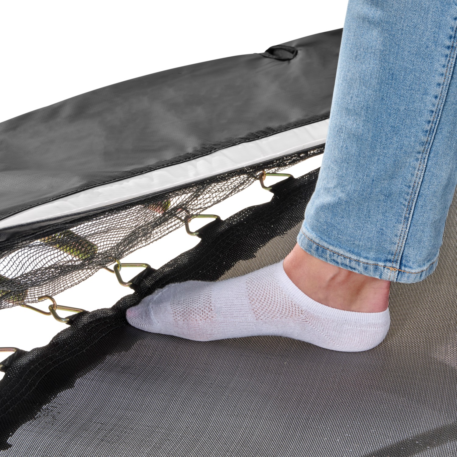 Detailaufnahme: Fuß auf dem schwarzen EXIT Allure Classic Bodentrampolin Ø 366 cm.