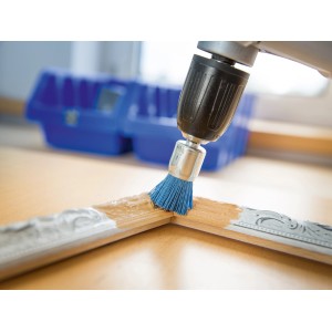 LUX Pinselkopfbürste Comfort Nylon 24 mm im Einsatz an Holzleiste.