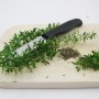 Frischer Echter Thymian mit Messer auf Holzbrett, Küchenkräuter für Feinschmecker.