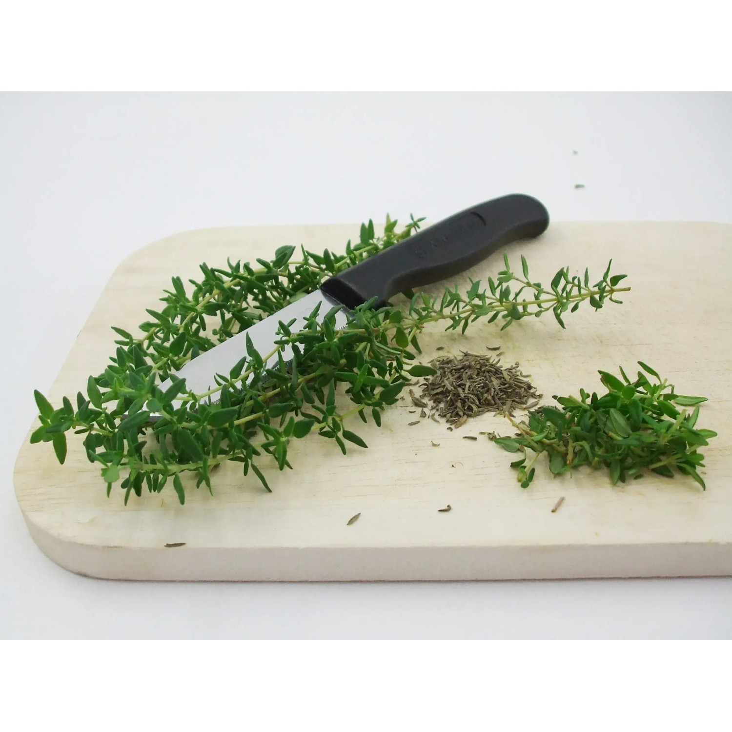 Frischer Echter Thymian mit Messer auf Holzbrett, Küchenkräuter für Feinschmecker.