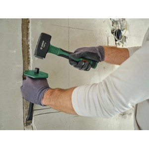 Anwendung des Bosch Steinmeißels flach 22 mm mit Hammer zum Stemmen in einer Wand.