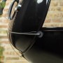 Schwarzer Weber Holzkohle Kugelgrill Master-Touch GBS E-5750 mit geöffnetem Deckel.