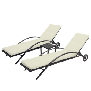 2er-Set Sonnenliegen in Schwarz mit creme-beigen Kissen und kleinem Tisch