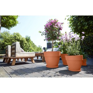 Elho Blumentopf Vibia Campana, Ø 55 cm, Terra, mit Pflanzen auf einer Terrasse.