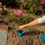 Gardena Blumenzwiebelpflanzer im Einsatz: Blumenzwiebeln setzen leicht gemacht.